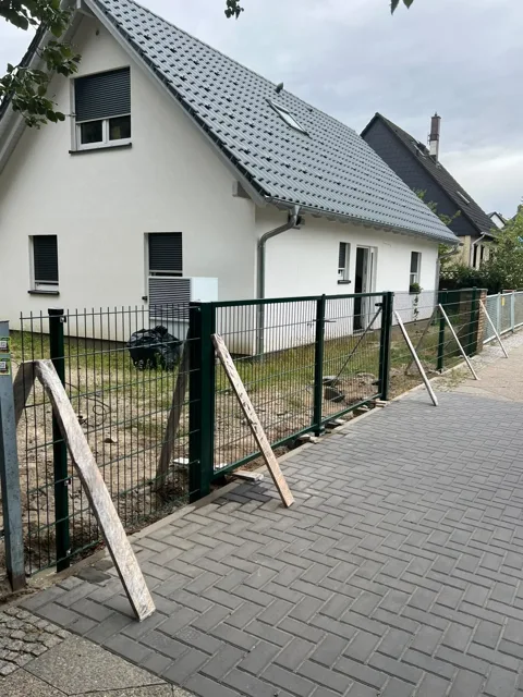 Stabmattenzaun während der Montage