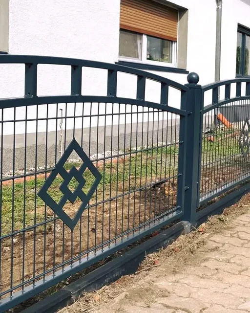 Metallzaunfeld mit Rautendetail und Gitterfüllung
