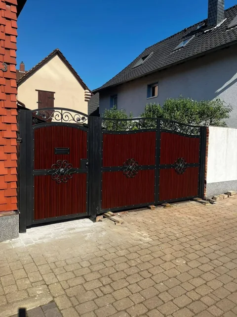Klassisches Tor mit roter Füllung und dekorativen Metalldetails