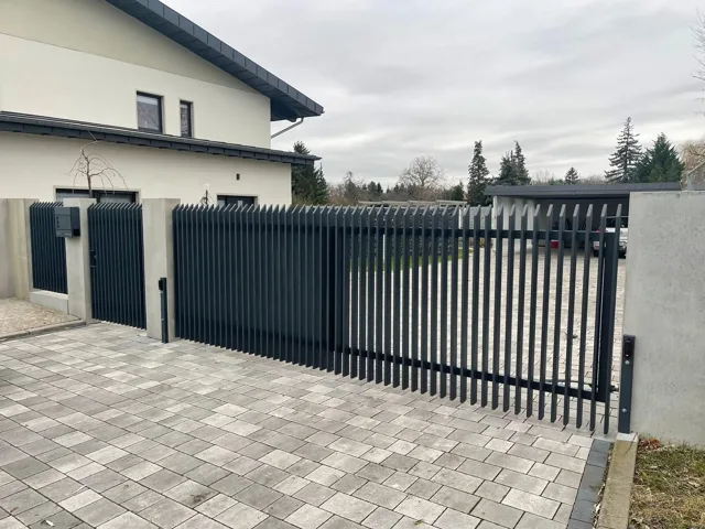 Metalltor mit senkrechten Profilen