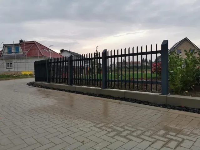Zaun mit senkrechten Metallprofilen