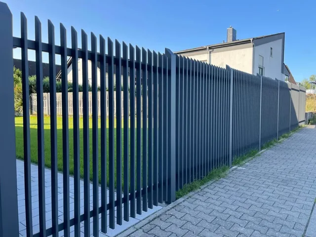 Senkrechte Metallzaunfelder