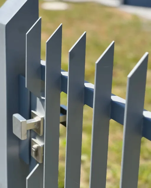 Detail senkrechter Profile einer Metallgartentür mit Drücker