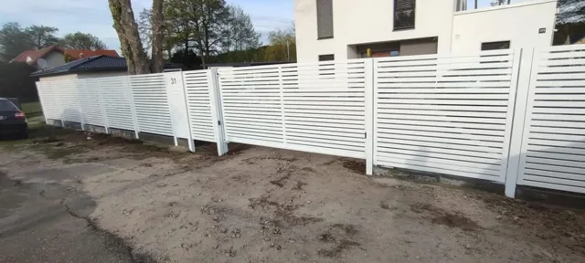 Weißer Zaun mit waagerechten Profilen