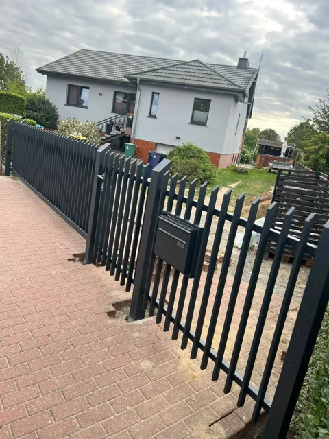 Gartentür mit senkrechten Profilen und Briefkasten