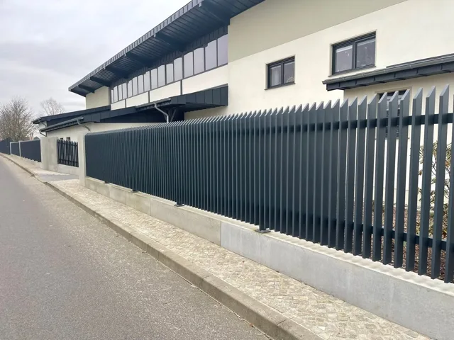 Langer Zaun mit senkrechten Profilen