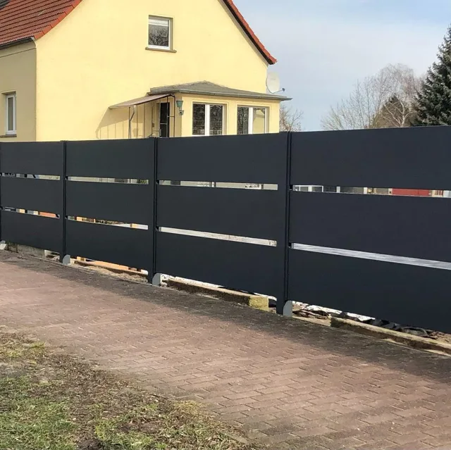 Dunkler Zaun mit breiten waagerechten Elementen