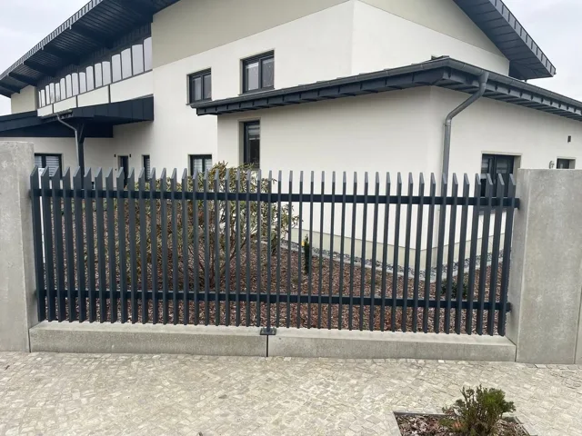 Metallzaun mit senkrechter Füllung