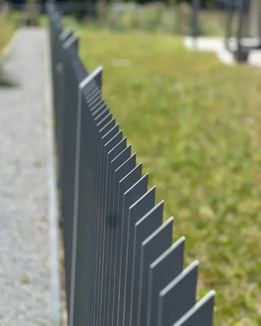 Nahaufnahme der oberen Abschlüsse senkrechter Zaunprofile