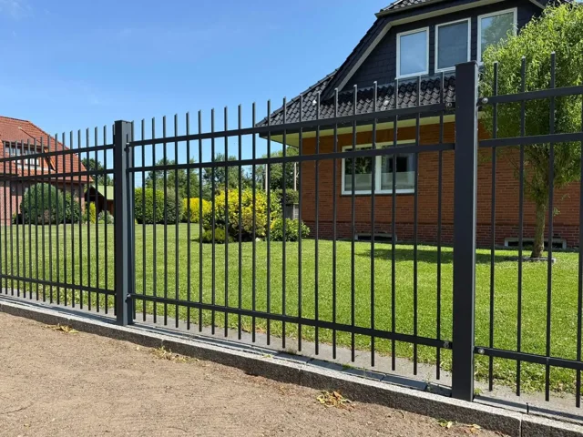Zaun mit senkrechten Stäben