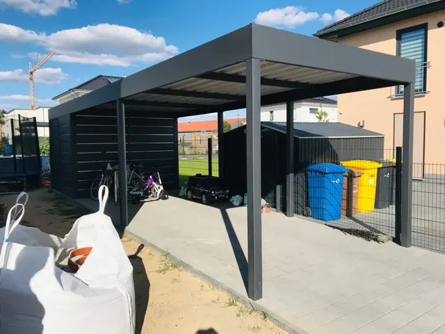 Anthrazitfarbener Carport mit Flachdach und Seitenverkleidung