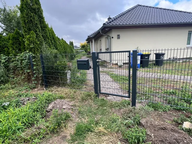 Gartentür mit Gitterfüllung und Zaunmatten