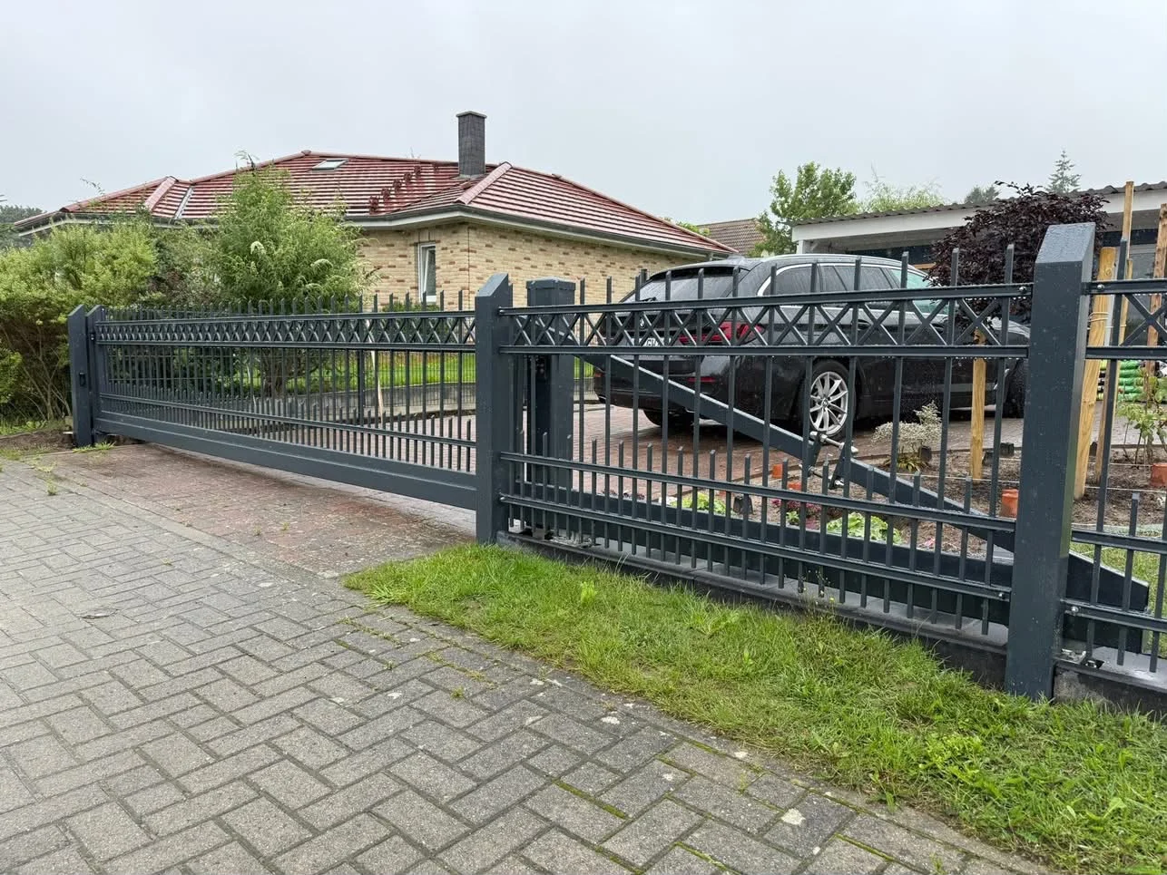 Schiebetor mit senkrechten Stäben, Zierband und rechtem Gegengewichtsteil