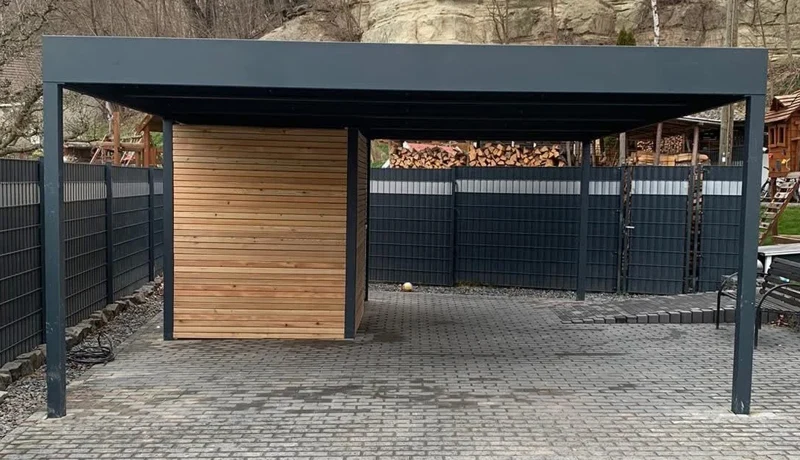 Anthrazitfarbener Carport von vorne mit sichtbarem Dach und Stützen