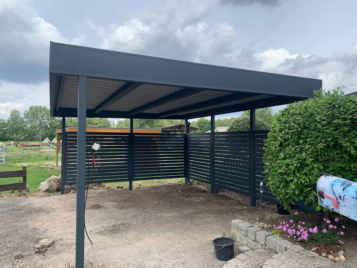 Metalowy carport podczas przygotowania miejsca postojowego