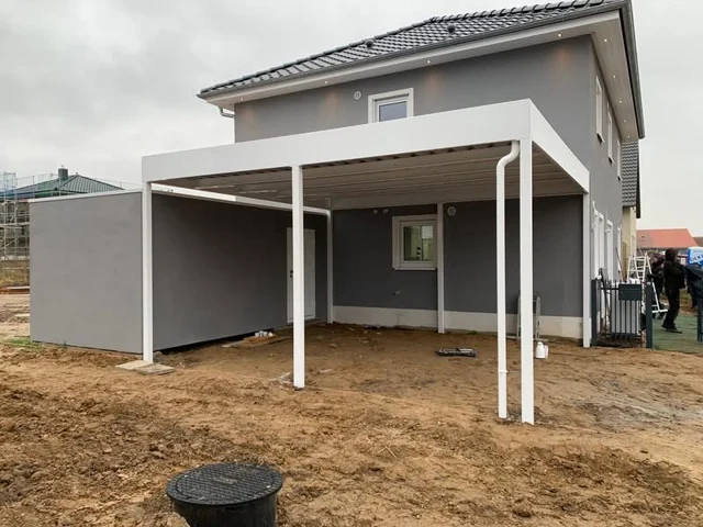 Heller Carport mit Seitenverkleidung