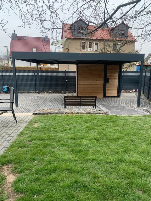 Teilweise verkleideter Carport