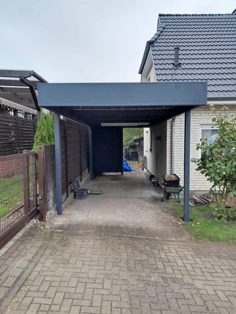 Carport zwischen Gebäuden