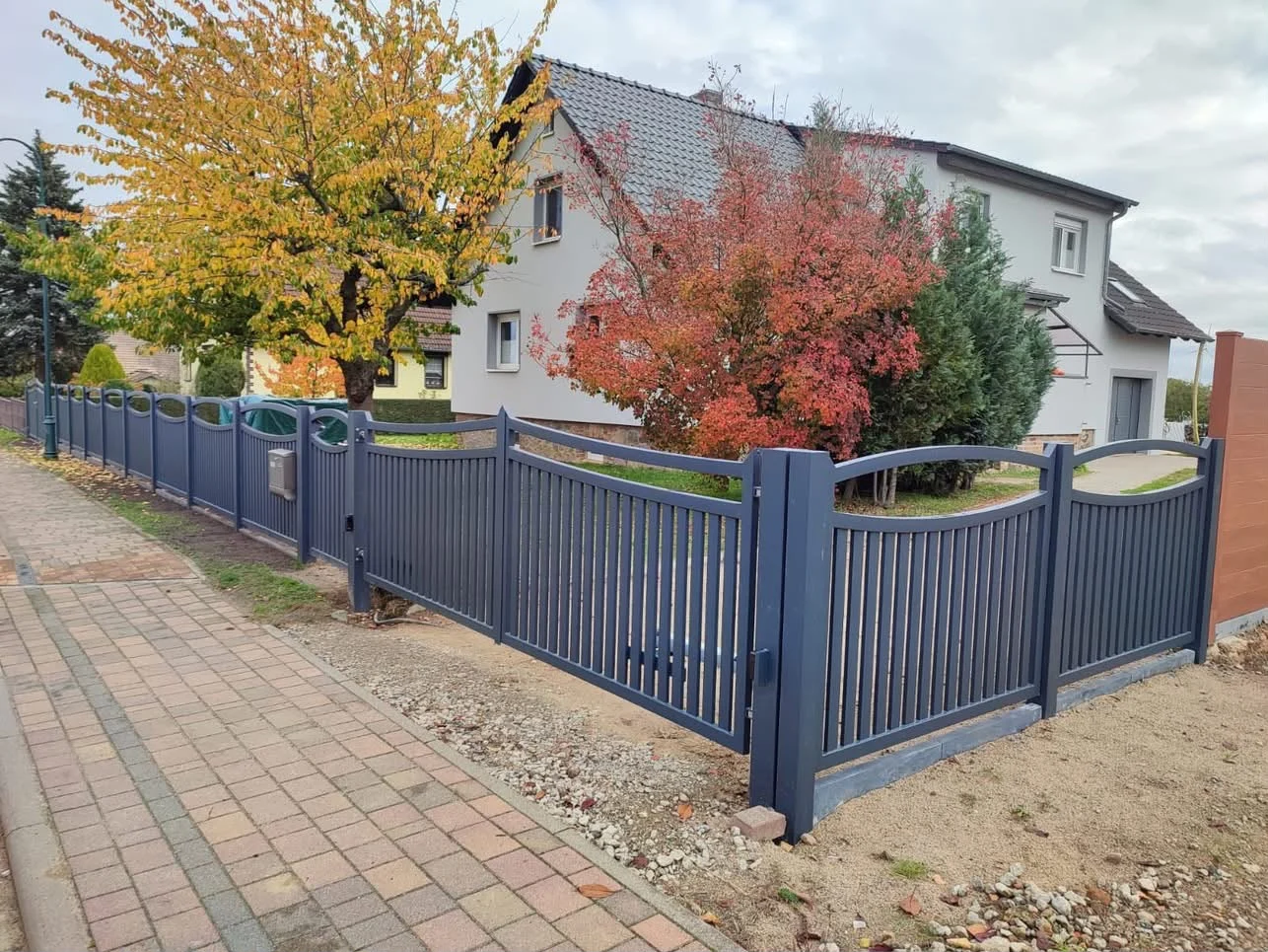 Vertikale anthrazitfarbene Profile mit gebogenem Abschluss