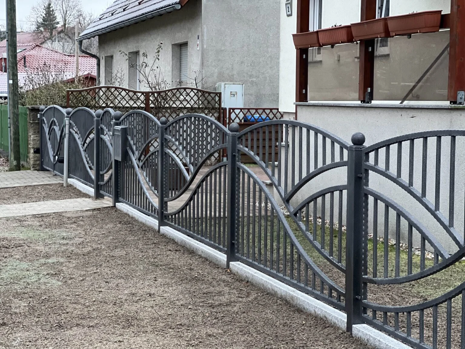 Zaunfelder mit runden Zierelementen