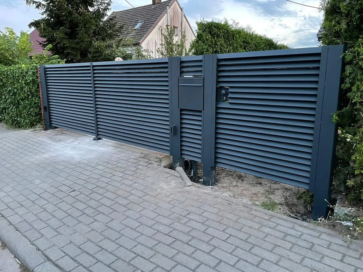 Dunkles Einfahrtstor mit dicht angeordneten waagerechten Profilen