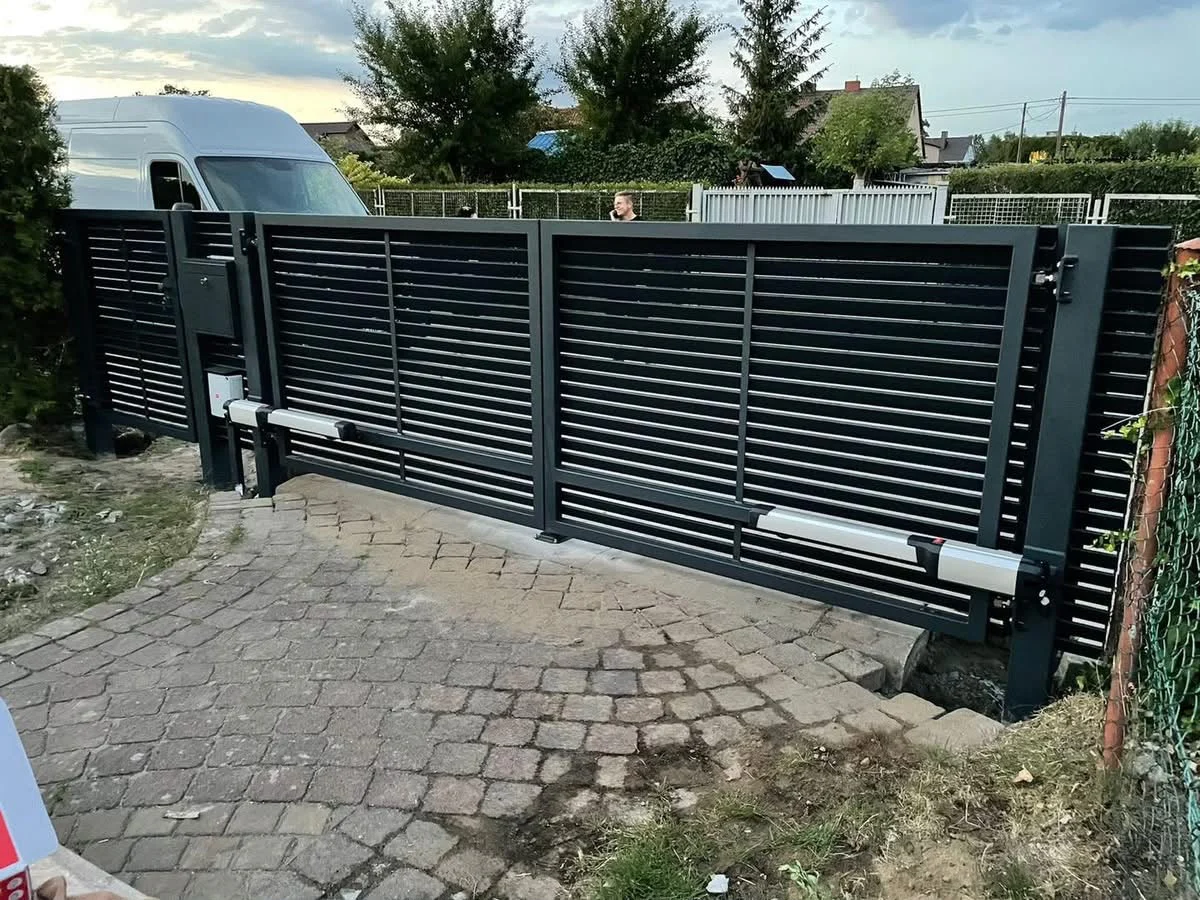 Innenansicht eines zweiflügeligen Tors mit horizontaler Füllung und Antrieben