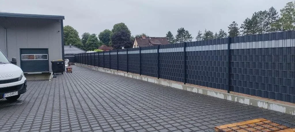 Stabmattenzaun mit grauen Sichtschutzstreifen und einem hellen Streifen